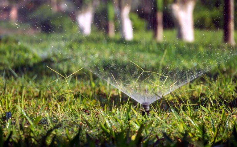 Výsuvný postrekovač Rain Bird 1804 zavlažuje zelený trávnik