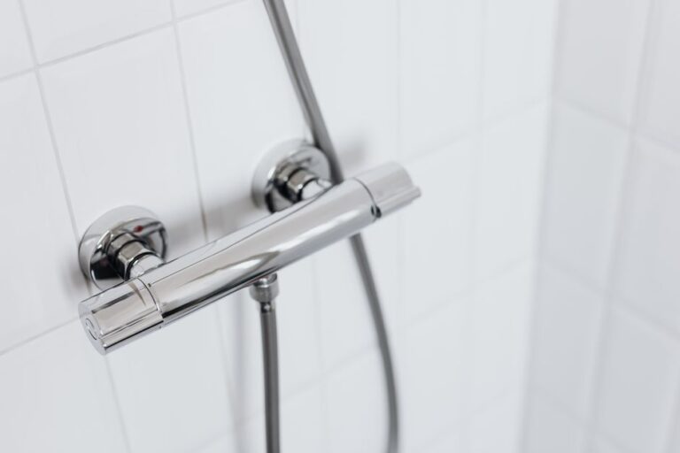 Termostatická sprchová batéria CUBE GAMMA v chrómovom prevedení na stene kúpeľne