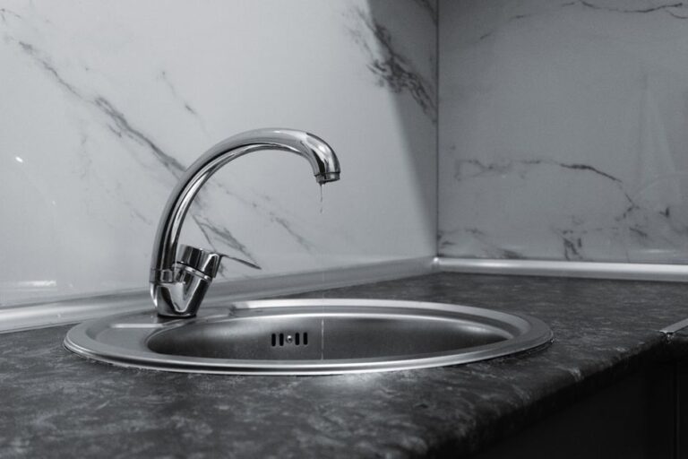 Domáce produkty do bytu — kuchyňa s filtráciou vody a bojlerom