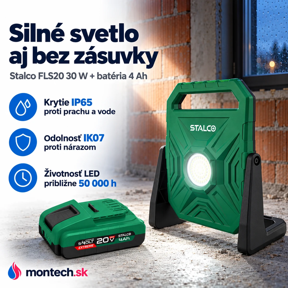 Zelený aku reflektor Stalco na stojane svieti na tehlovú stenu hrubej stavby za súmraku